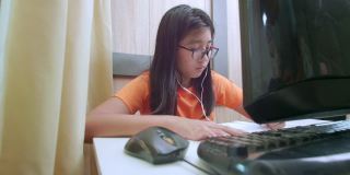 4K从磨练的概念中学习。由于新冠肺炎疫情，亚洲女学生通过远程会议学习虚拟互联网在线课程。女学生在家用电脑在线学习