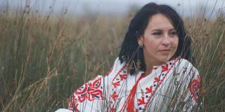 活泼迷人的年轻乌克兰女子的肖像，穿着民族服装。慢动作镜头