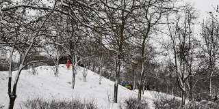人们在冬季公园的雪坡上乘坐雪橇的时间流逝