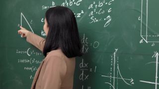 年轻的亚洲女教师与学生在摄像机视频会议上讲话。女教师在课堂上培训数学黑板在线课程。视频素材模板下载
