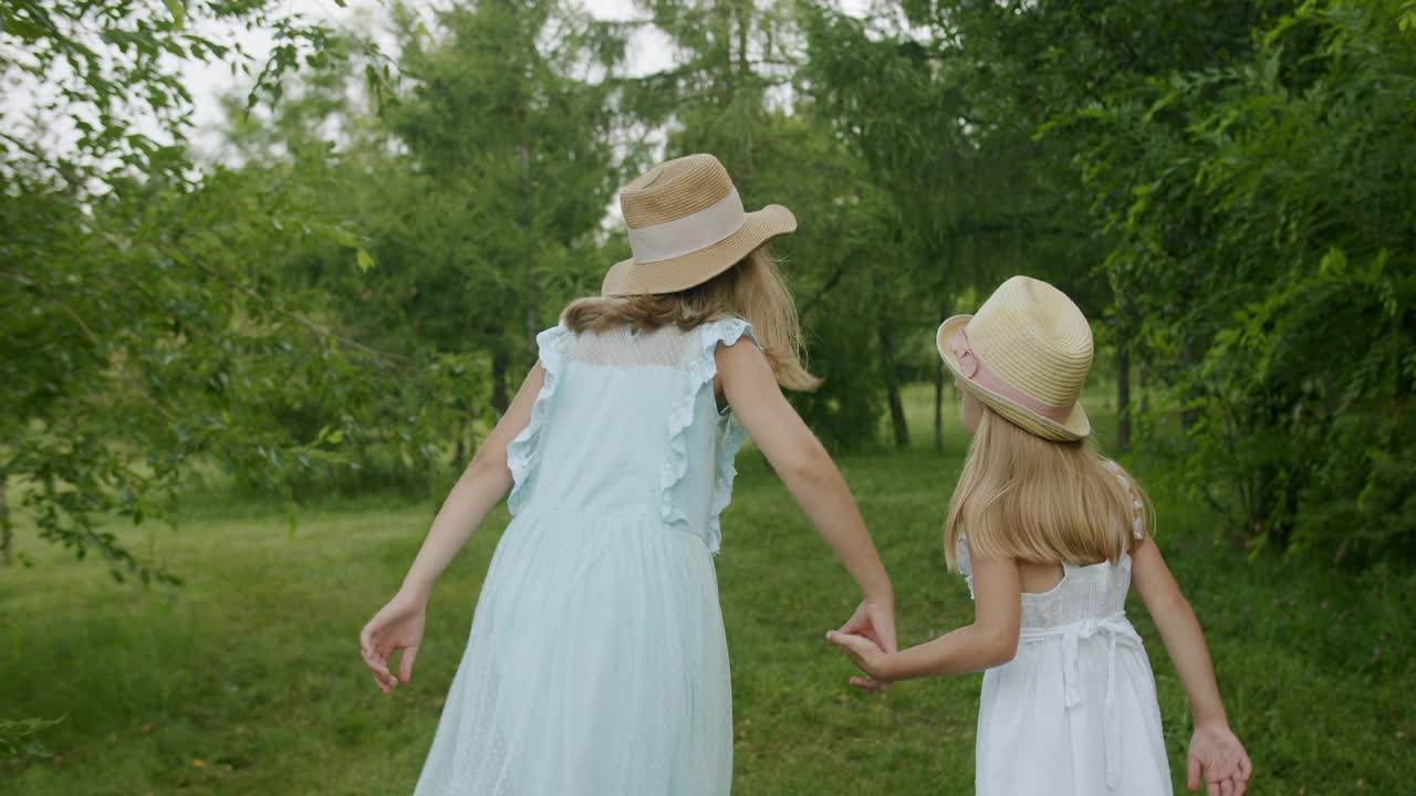 小女孩们跑过森林公园快乐的孩子们在花园里付钱孩子们