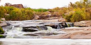 野山河流与石头巨石和石头急流。小溪里急速飞溅的水。秋天的山涧。丰富清晰的流。Tokiv峡谷。乌克兰。