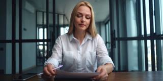 女性人力资源招聘经理在远程面试中与应聘者谈话的视频。