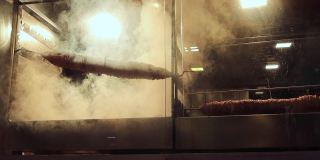 Kokorec (kokorech)在燃烧的煤上烘烤。传统的土耳其食物kokorec烧烤烹饪。土耳其的街头食品。