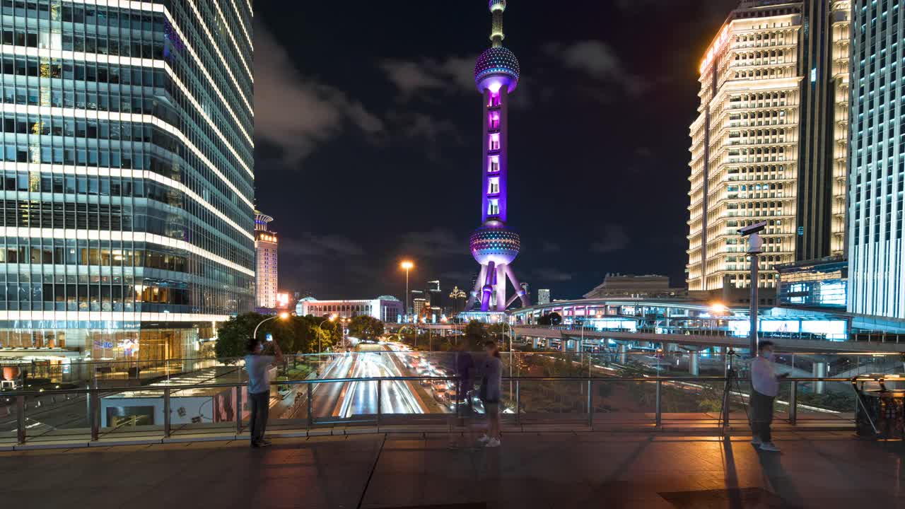 上海地标和城市夜间交通-中国上海。