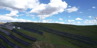 草原上风力涡轮机农场和太阳能电池板的鸟瞰图