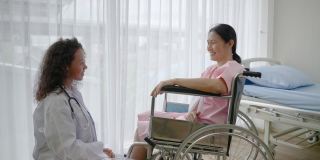 医生安慰轮椅病人因意外事故，健康观念，健康保险，人寿保险，意外保险