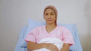 老年女性癌症患者在医院病床上自信地竖起大拇指，概念健康护理，健康保险，人寿保险。视频素材模板下载