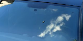 汽车的挡风玻璃上有鸟粪。车窗上有鸟屎。