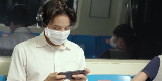 亚洲上班族乘坐地铁时戴口罩预防新冠肺炎。在新冠肺炎疫情情况下，外出工作时要注意。保持社交距离是为了安全