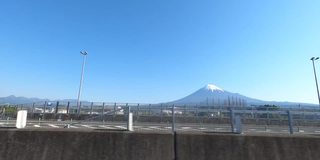 在高速公路上开车时看到的富士山