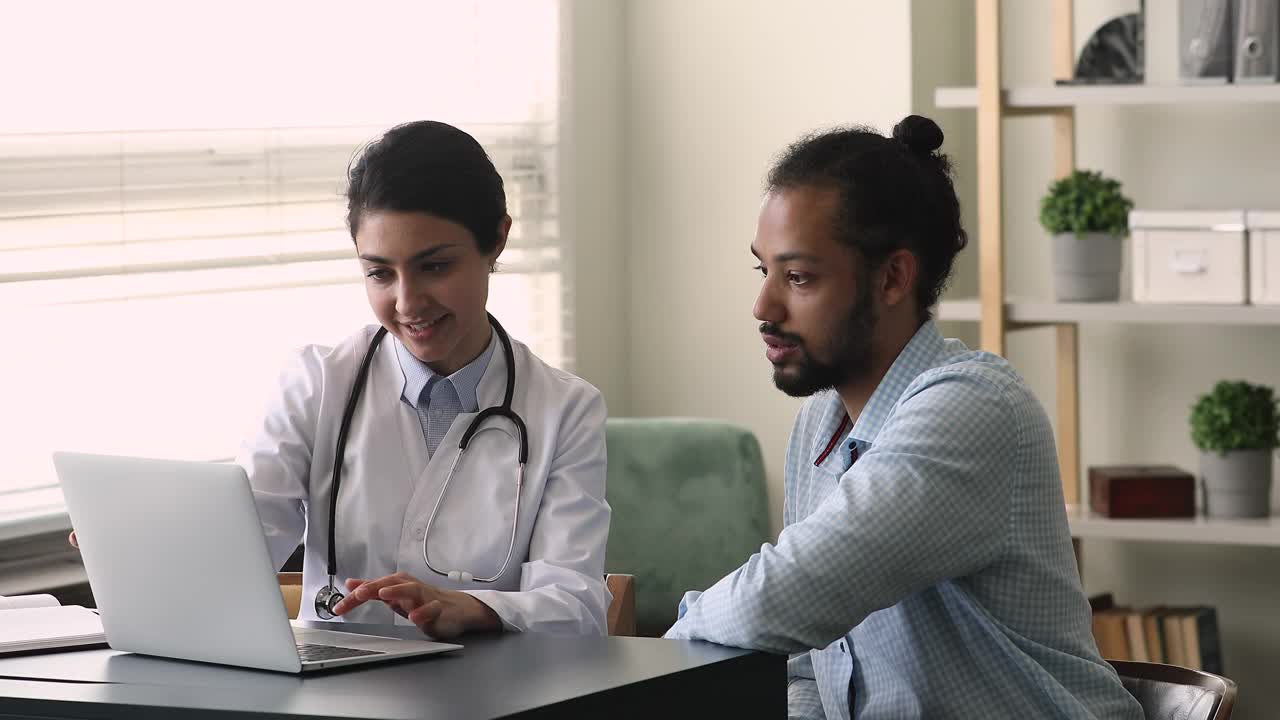 印度医生非洲病人使用笔记本电脑讨论计算机断层扫描结果