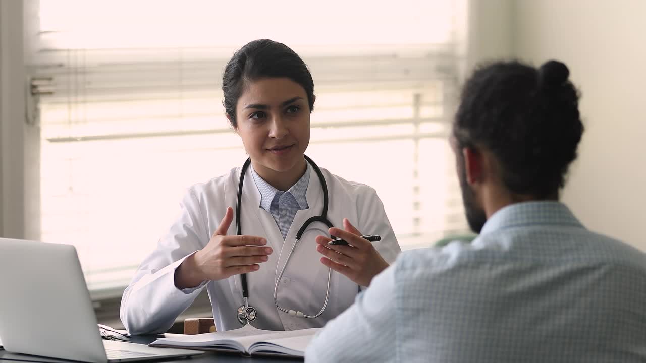 印度女医生在门诊预约时与病人交谈