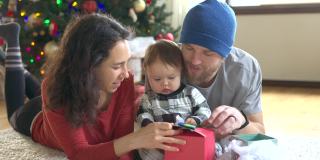 慈爱的父母庆祝宝宝的第一个圣诞节