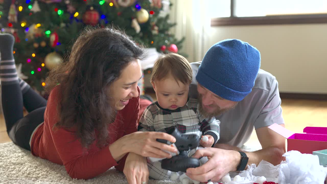 慈爱的父母庆祝宝宝的第一个圣诞节