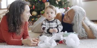 宝宝和几代人的家庭一起庆祝圣诞节