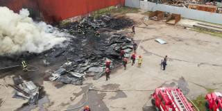 消防队员扑灭工业区火灾的鸟瞰图。