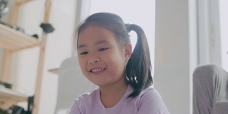 一个亚洲女孩的脸在微笑。