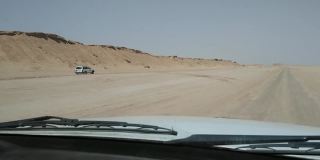 汽车在沙漠中行驶。从车内看