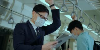 亚洲上班族乘坐地铁时戴口罩预防新冠肺炎。在新冠肺炎疫情情况下，外出工作时要注意。保持社交距离是为了安全