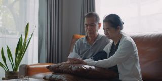 亚洲老年夫妇在家中测量血压。