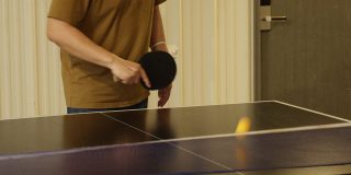 年轻的亚洲成年人打乒乓球乒乓球运动室内