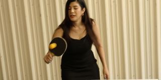 年轻的亚洲成年人打乒乓球乒乓球运动室内