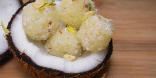 受欢迎的印度甜Kopara pak或椰子barfi由椰子，牛奶和糖在椰子碗