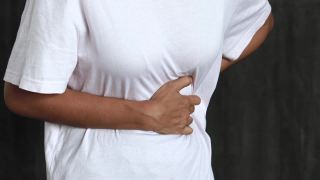 女人胃痛，食物中毒视频素材模板下载