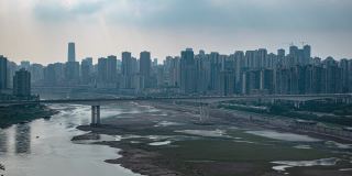 中国城市水资源短缺，河流水位低。