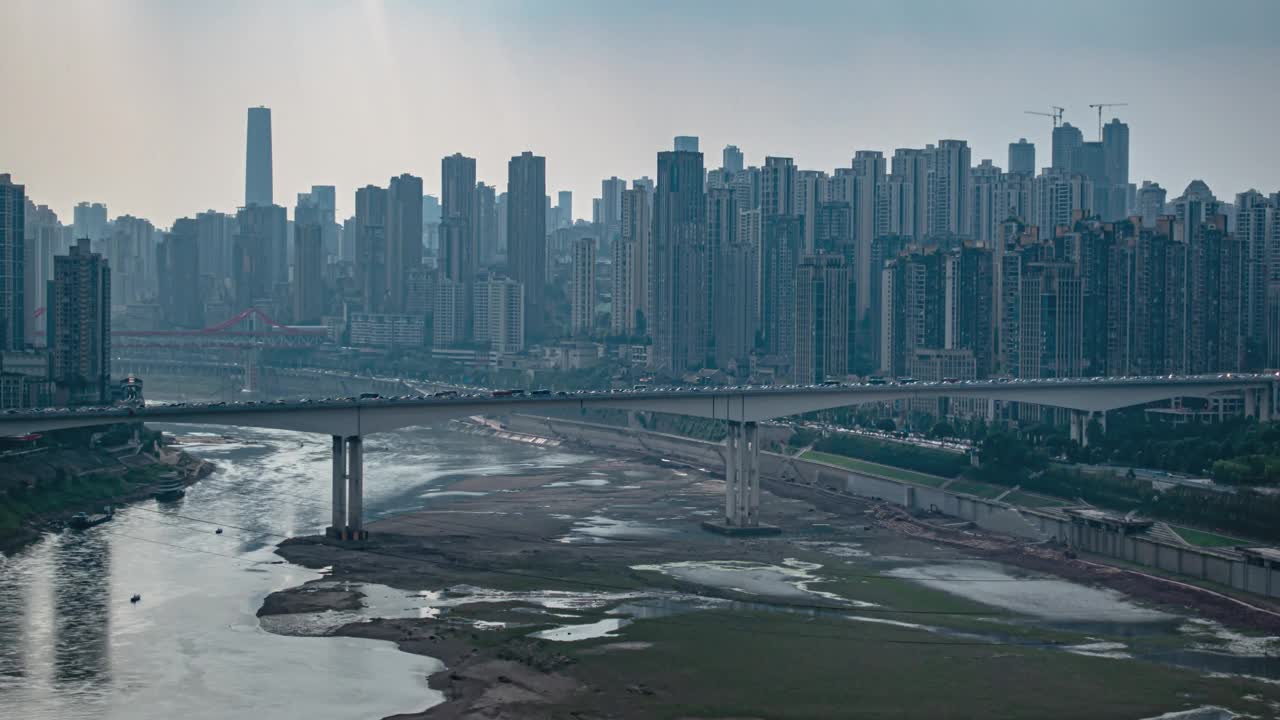 重庆城市景观与低水位河流。