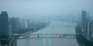 雾霾天时间流逝的河流在城市。