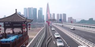 走在重庆前门大桥上。