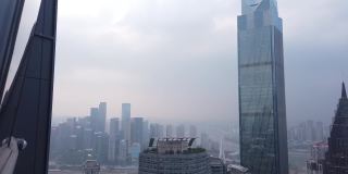 重庆市区鸟瞰图的平移镜头。