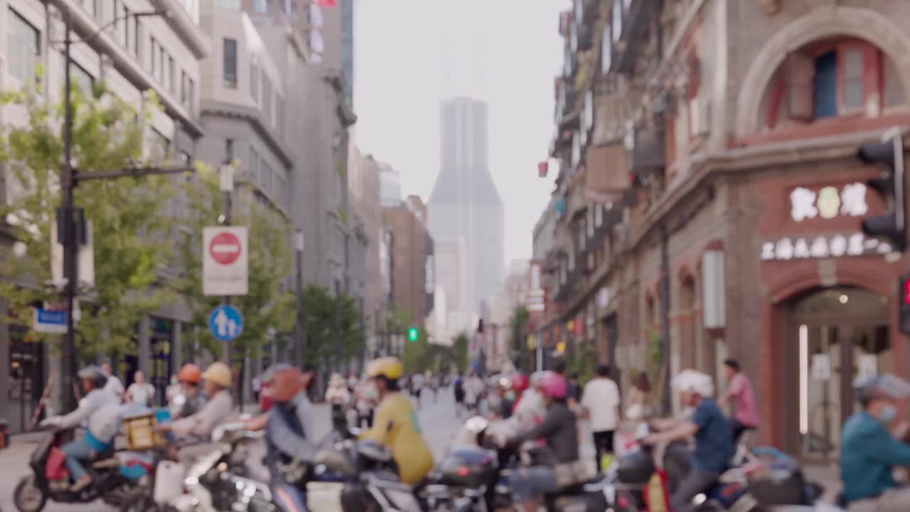 行人走在人行横道上的人中国上海城市景观