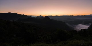 时间流逝日出雾在北部省份泰国湄洪森山