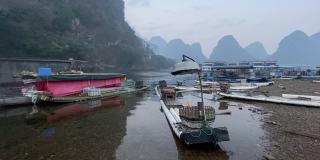 中国广西省兴平镇附近的漓江上，鸬鹚渔民正准备在夜间捕鱼。