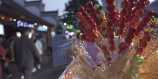 冰糖葫芦:中国传统街头小吃，叫糖衣山楂