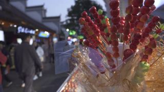 冰糖葫芦:中国传统街头小吃，叫糖衣山楂视频素材模板下载