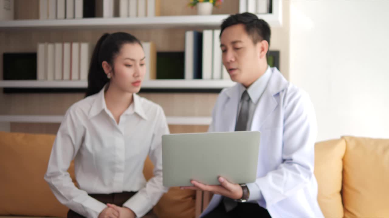 亚洲精神病医生正在诊所办公室使用笔记本电脑进行诊断咨询