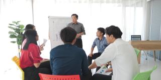 亚洲团队会议和庆祝活动在小型现代化办公室的会议室