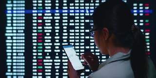 女商人分析股票市场金融屏幕，智能手机