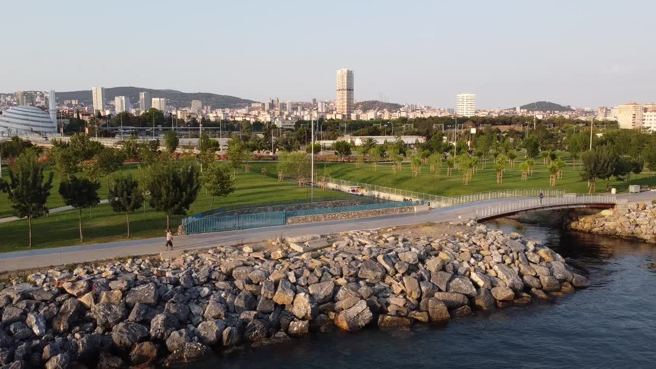 伊斯坦布尔现代摩天大楼ISTMarina在Pendik Kartal区沿海地带和公园地区拍摄从大海和伊斯坦布尔天际线的背景