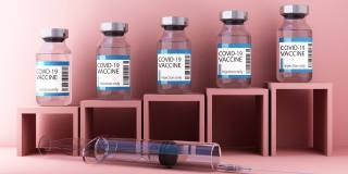 小疫苗瓶冠状病毒疫苗注射与医疗注射器粉彩背景和几何形状三维渲染