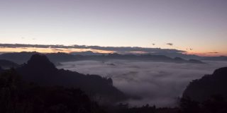 日出山，云雾缭绕
