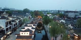 乌镇是中国浙江省的一个著名小镇。