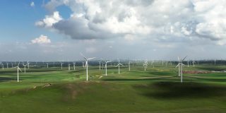 草原上风力涡轮机农场的鸟瞰图