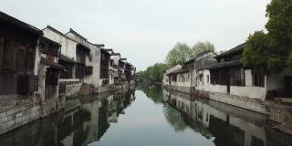 这条运河穿过中国江苏省的古镇
