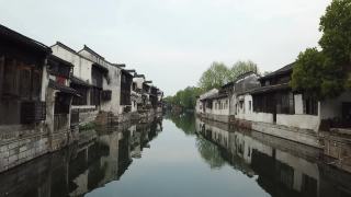 这条运河穿过中国江苏省的古镇视频素材模板下载
