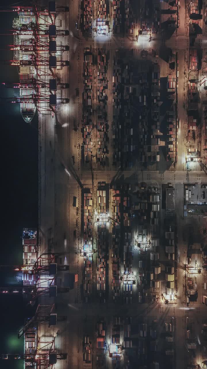 繁忙的工业港口集装箱船夜间的T/L鸟瞰图